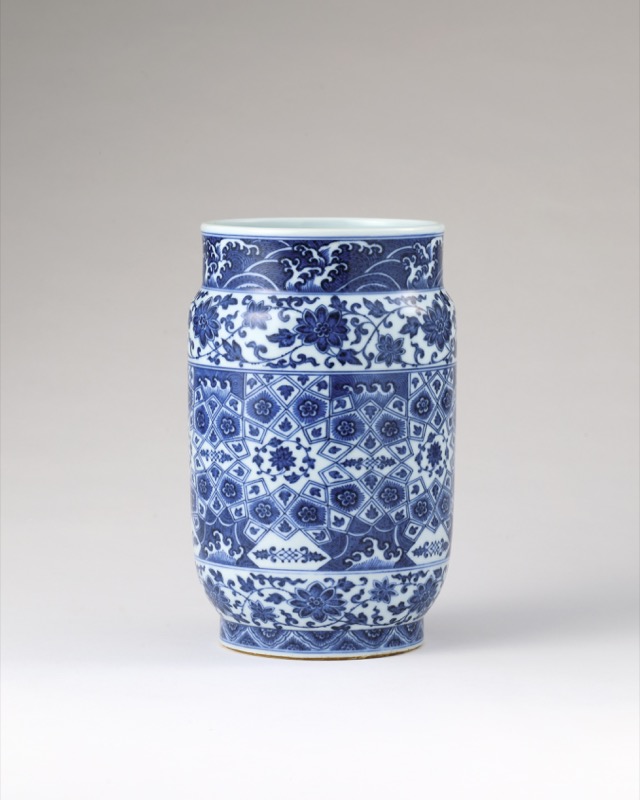 大清乾隆年製】在銘 染付 青花纏枝蓮壽桃海水紋雙耳大瓶 官窯(C-34) A