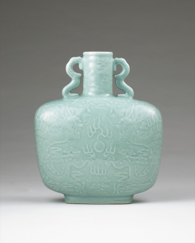 清乾隆粉青釉雙龍耳扁壺｜2021迎春- 帝圖拍賣- 領銜全台書畫文物類第一