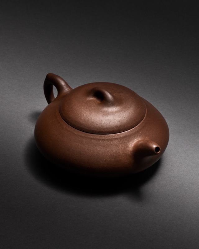 中国古美術・原鉱古銅泥龍鳳呈祥紫砂壺・底款：武陵芸人 蓋款：顧景舟・紫砂壺・茶壺 中国古美術・宜興原鉱古銅泥壺・紫砂壺・品名：印包・底款：