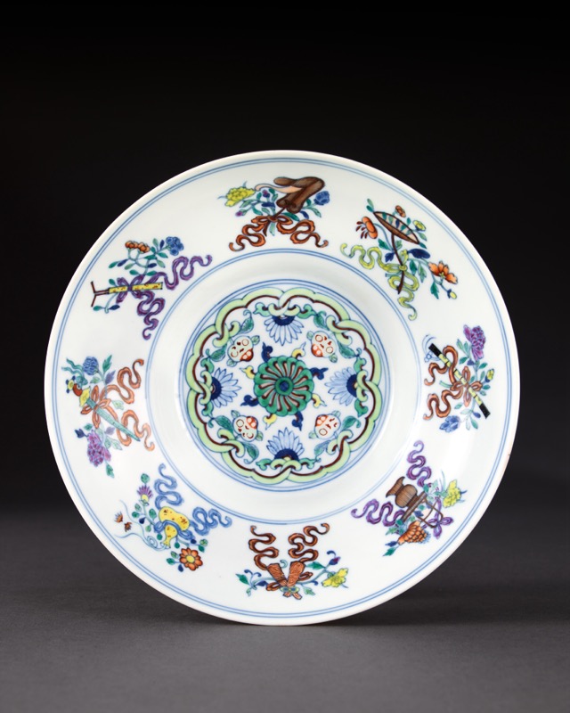 清乾隆鬥彩暗八仙折腰盤｜2024秋季- 帝圖拍賣- 領銜全台書畫文物類第一