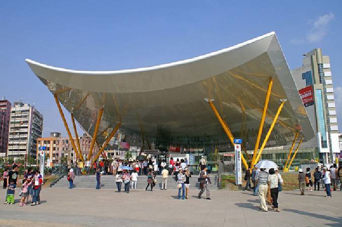 高雄捷運R9中央公園站。圖／擷取自維基百科。