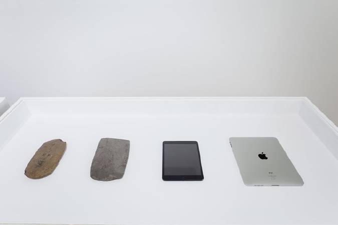 島袋道浩，《手機與石器》。圖/北美館提供。