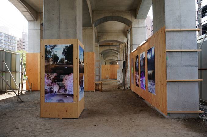 侯淑姿的「我們在此相遇」系列作品首度於戶外橋墩下展出。