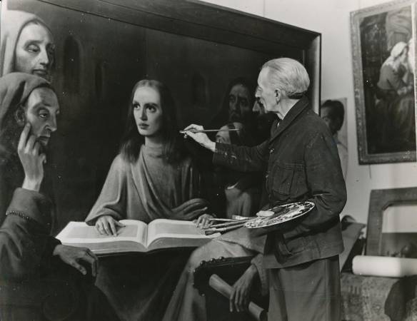 Meegeren為了證明他偽畫維梅爾的畫作，所向大家公開作畫過程。