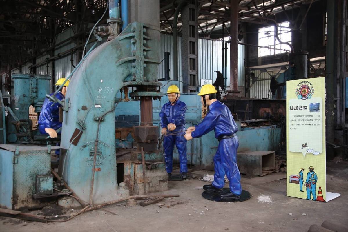 「台鐵人」作品在鍛冶工場裡的清代蒸氣鎚模擬操作情形--台北市文化局提供