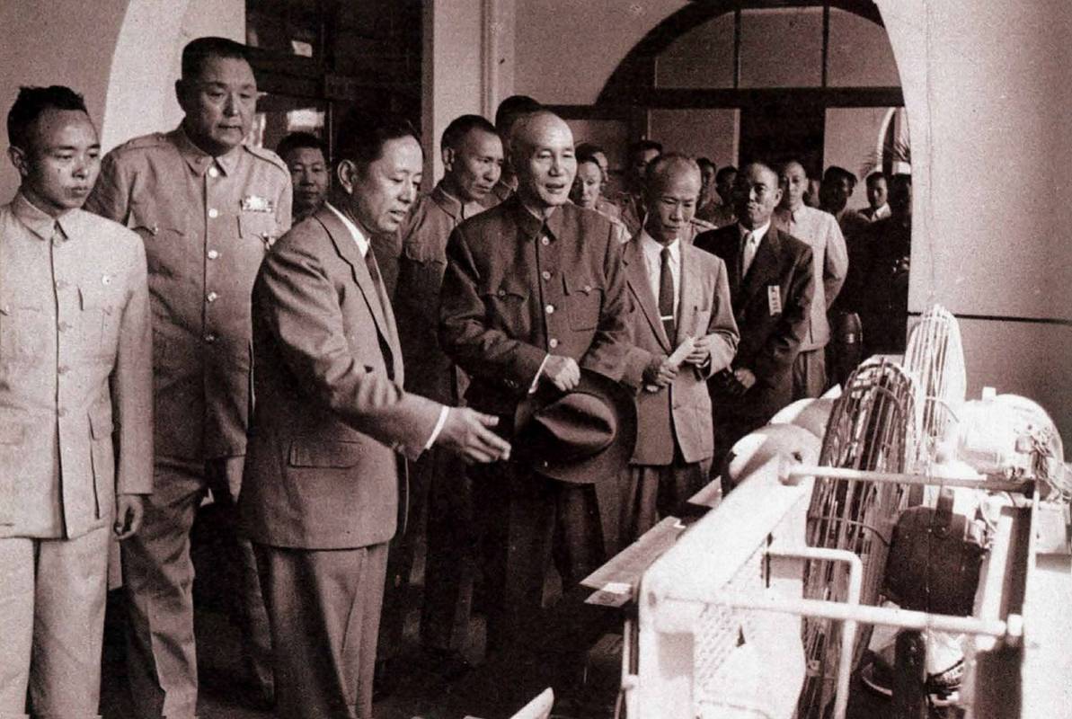 1956蔣中正率陳誠副總統參觀大同公司-國史館提供