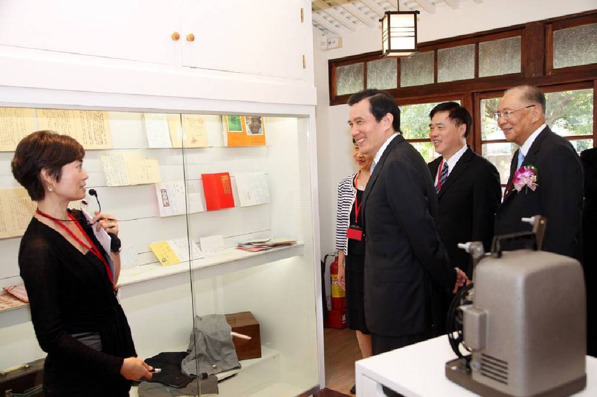 馬總統在郝龍斌市長及基金會董事長徐立德、孫運璿長女孫璐西教授的陪同下成為入館第一位參觀者--台北市文化局提供
