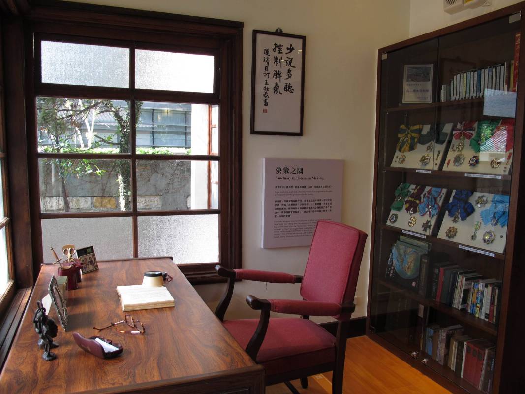 書房角落，後牆可見孫運璿一生獲勳無數--台北市文化局提供