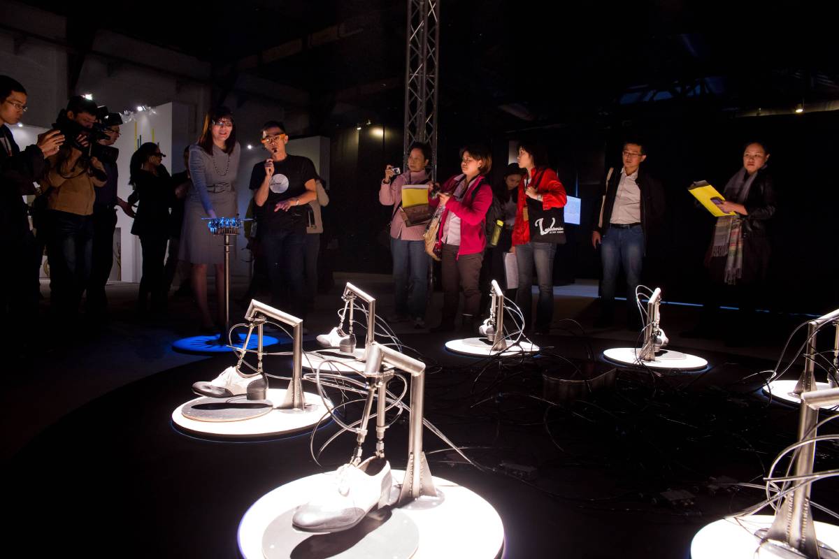 國際邀請展作品〈螺線管β〉透過8雙亮麗踢踏舞鞋對稱圓形擺放，在數位轉化過程中，帶來一場多重音調的機械劇場音樂會