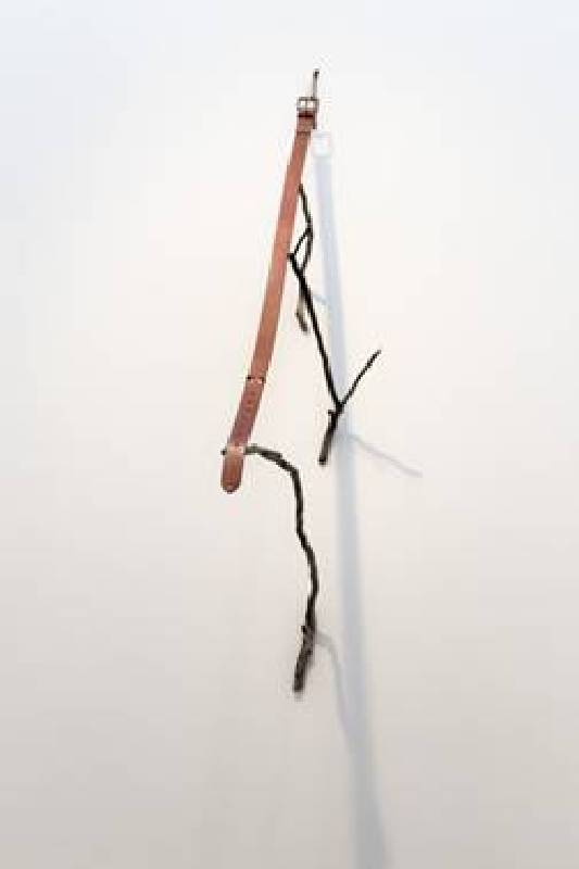 《掛著的人》 樹枝、皮帶，90 x 100 x 22 cm，2013-2015