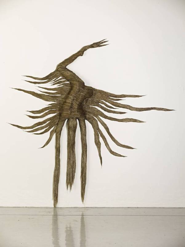 張育馨，蟲草身 ，2013，雕塑，320x320x25cm