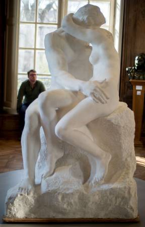 羅丹《吻》。圖/取自Wikimedia。