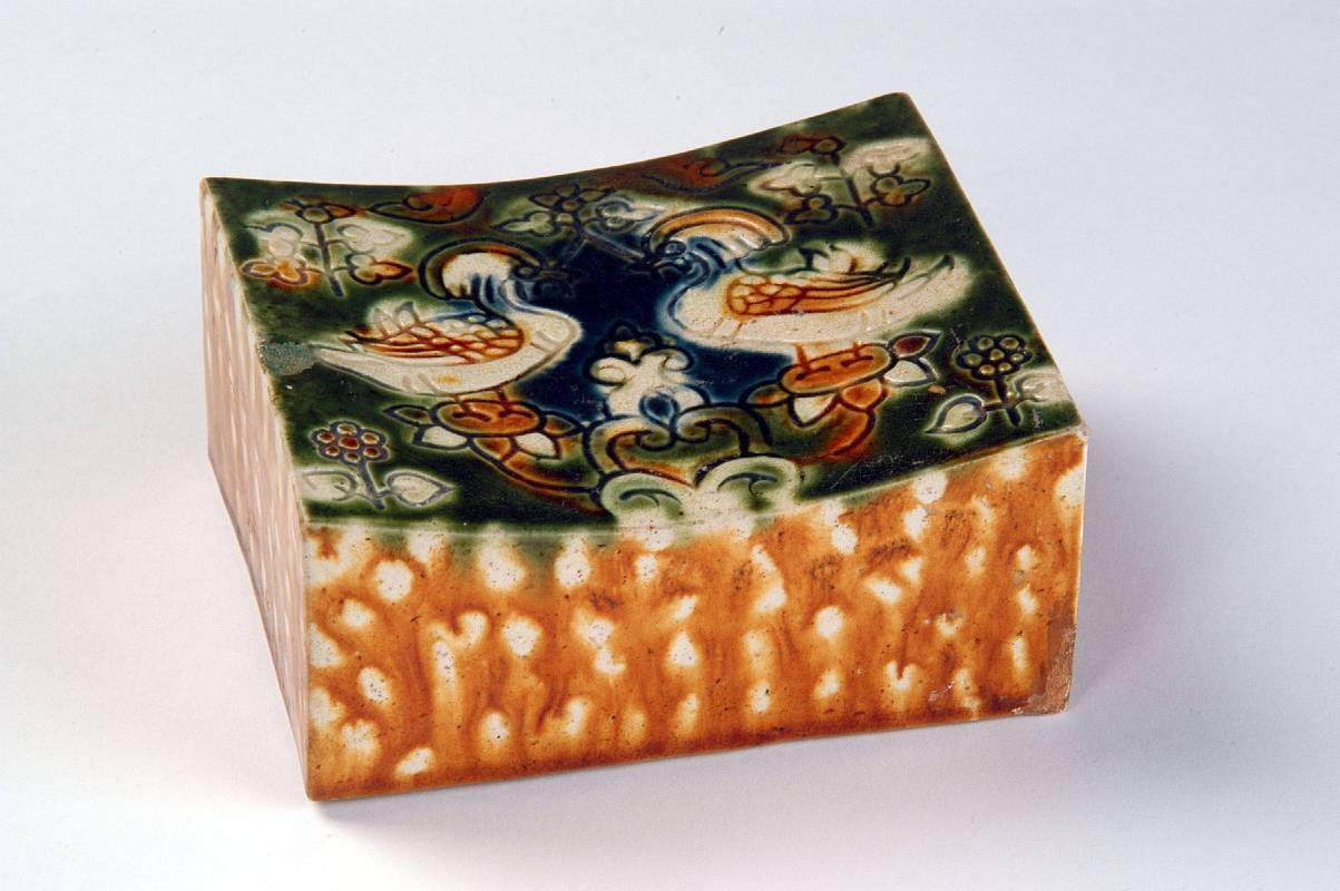 三彩鴛鴦枕 ，唐代，1971年出土於洛陽邙山前李大隊  (洛陽博物館典藏)