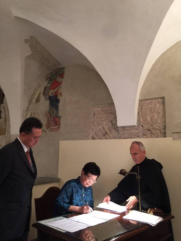 2015.於教廷聖座教宗禮儀處簽署「天國的寶藏—梵蒂岡教廷文物特展」合約