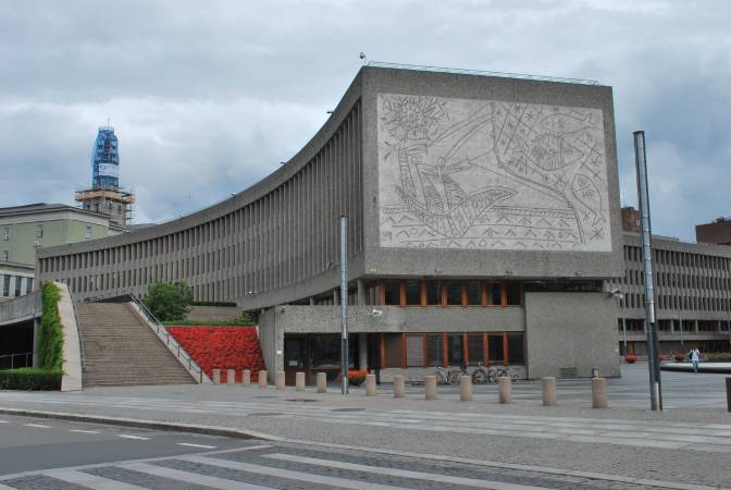 挪威政府大樓「Y大廈」。圖/取自Wikipedia。
