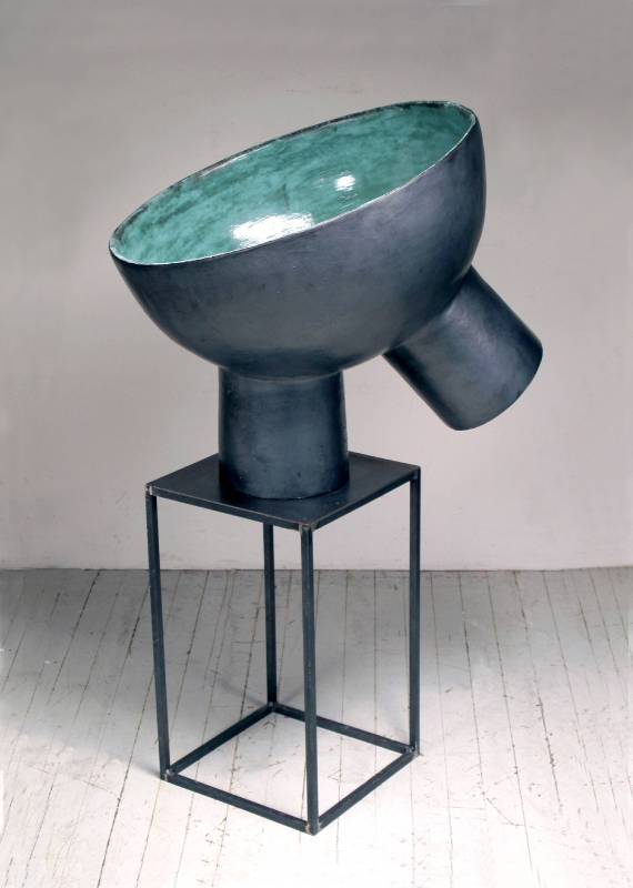 郭旭達，《無題 No. 08-06》，2008，陶、金屬釉 / 鐵座，106.6 x 55.8 x 66 cm