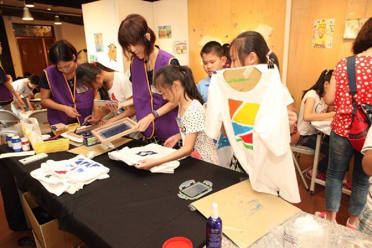藝術夏令營規劃有寫生、拼貼、手工皂DIY、果凍蠟蠋DIY 等課程，培養小學生對藝術喜好，「藝」起開心fun暑假。