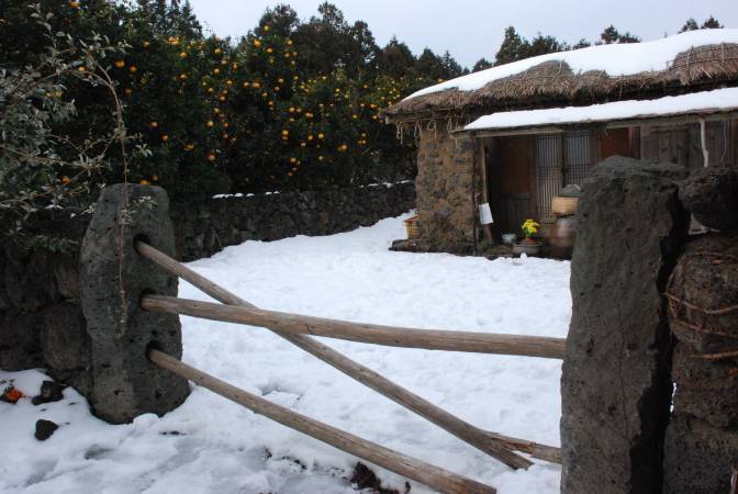 橫木文化居民使用的大門。圖/ 取自 Bohemian Traveler。