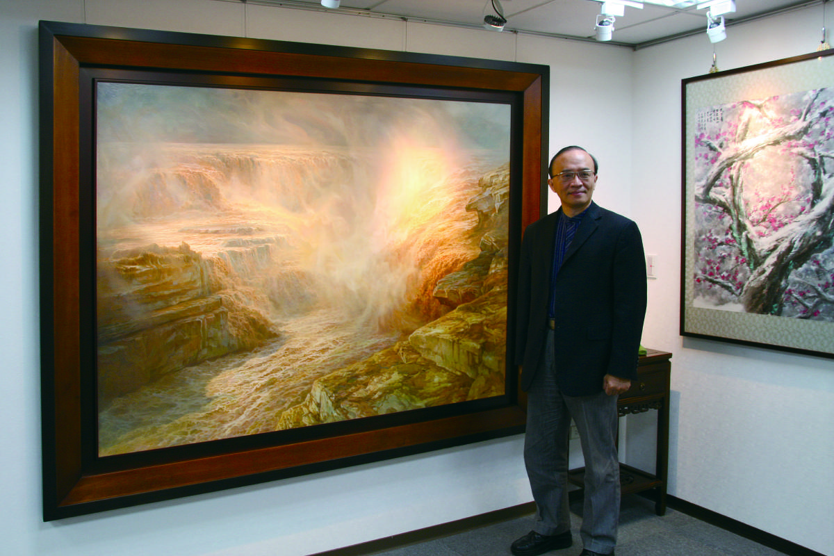 藝術藏家美術館館長黃烱書在林建黃河畫作前留影