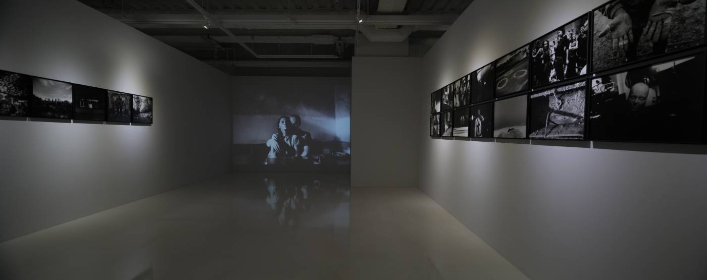 《左心房右心室 張雍作品2003-2017攝影展》7樓 學學白色空間展間。圖/學學提供。