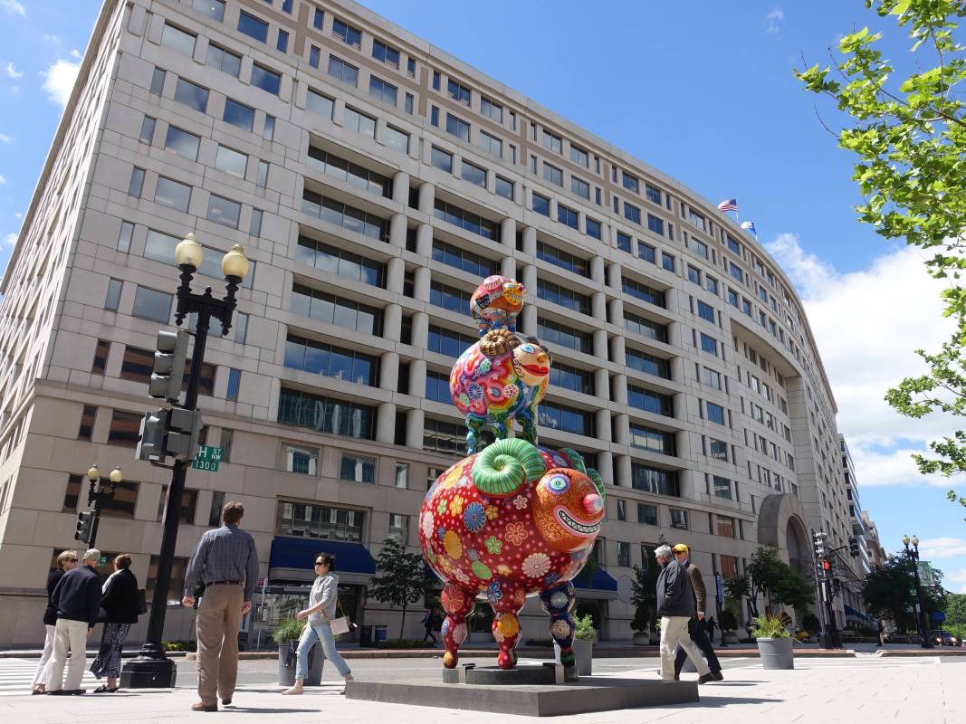 洪易的三羊開泰佇立在華盛頓特區的先鋒廣場，與建築相互呼應。