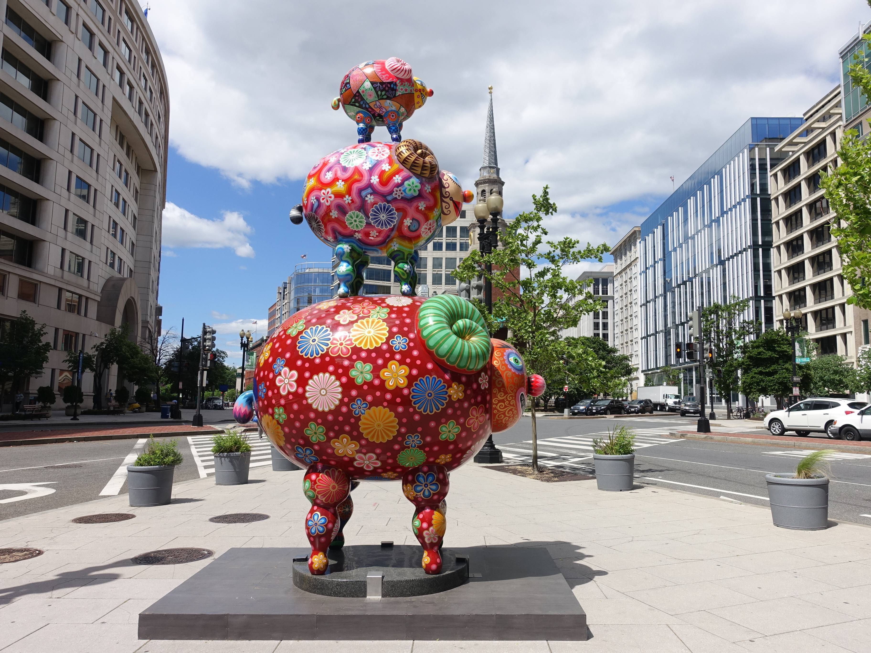 洪易的作品色彩繽紛，讓人感到歡樂