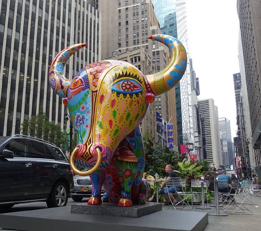「牛」裝置在百老匯街與39街路口