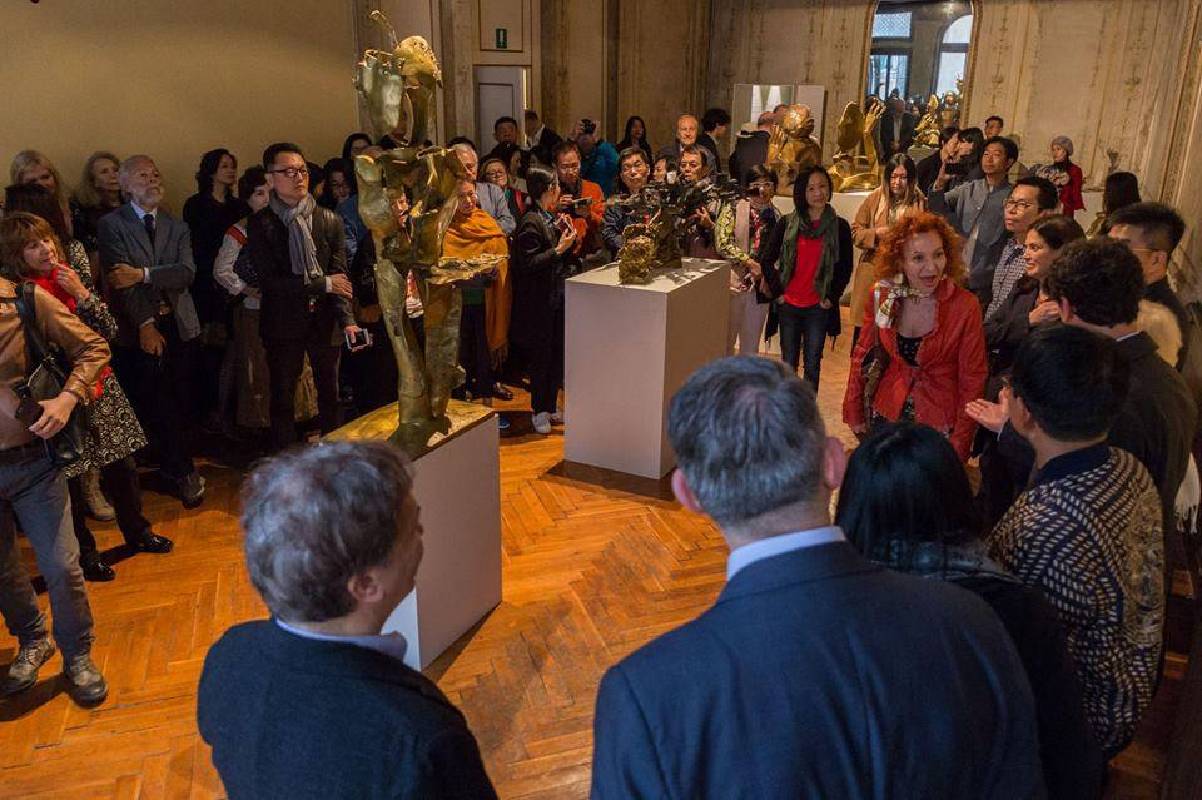開幕擠了200多位國際藝評家、美術館館長以及多位國際收藏家