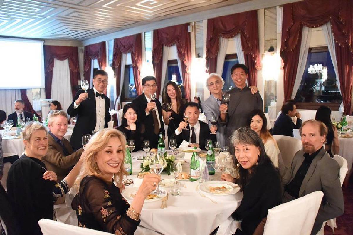 晚宴在200年歷史的威尼斯知名奢華酒店Hotel Danielli舉行，多位國際編輯、策展人一同參與盛宴