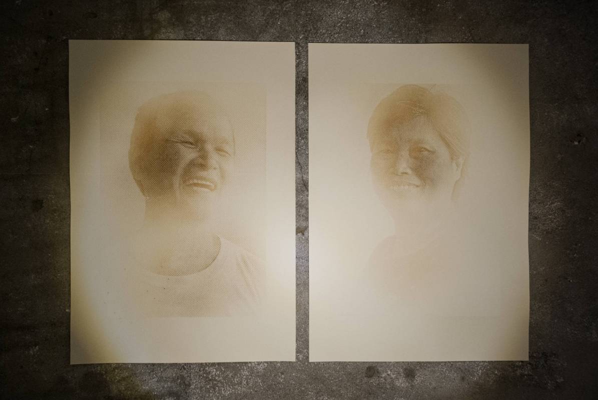 《重現鄉愁：蔗農》，2015，糖墨、絹印，28 x 40 cm x 2