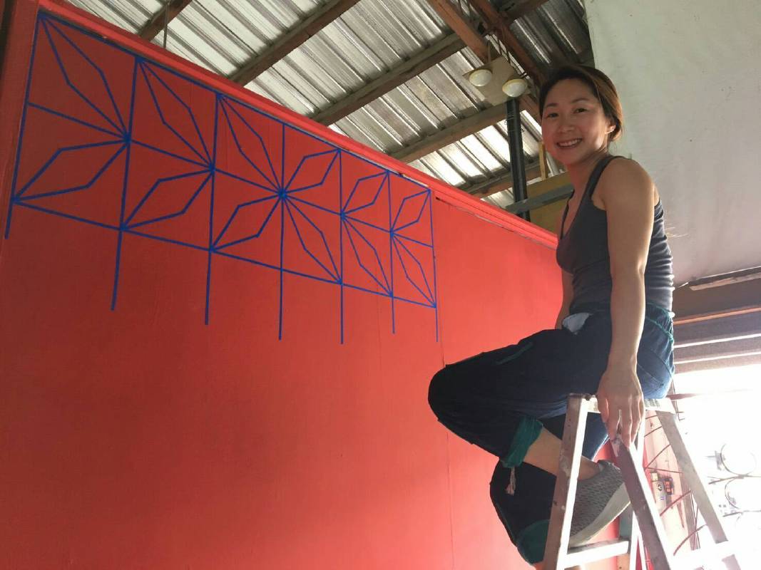 韓國藝術家姜星恩佈展中，她觀察記錄住宅裝設的鐵窗花，並刻印製作出專屬於社區的鐵窗花地圖。