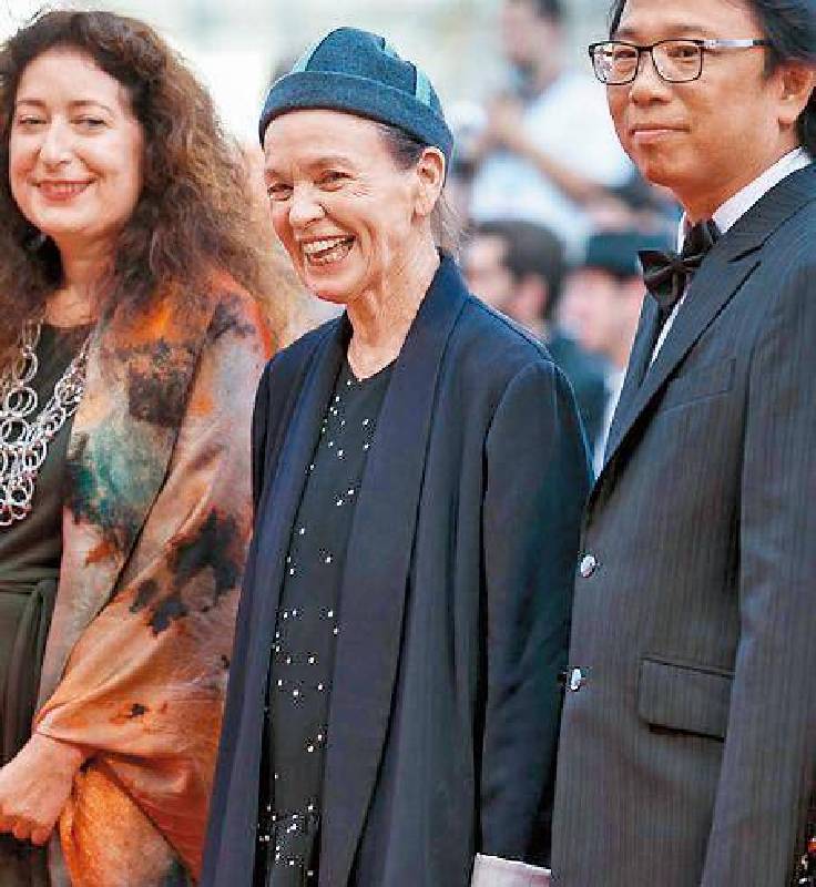 台灣藝術家黃心健（右）與美國重量級全才藝術家蘿瑞安德森（中）合作23年，兩人作品《沙中房間》在威尼斯影展獲獎