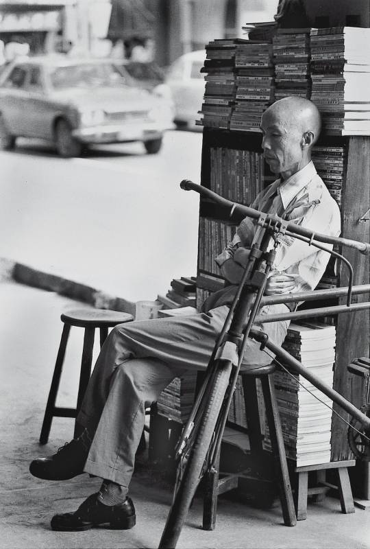 周夢蝶（1921-2014，現代詩人），藝術微噴纖維紙基相紙，51x66cm（畫心30.5x45.5cm），1970s