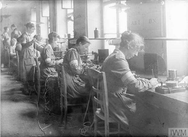 一戰時期女性當電話接線生傳遞訊息。圖/取自©IWM，http://www.iwm.org.uk/collections/item/object/205194659