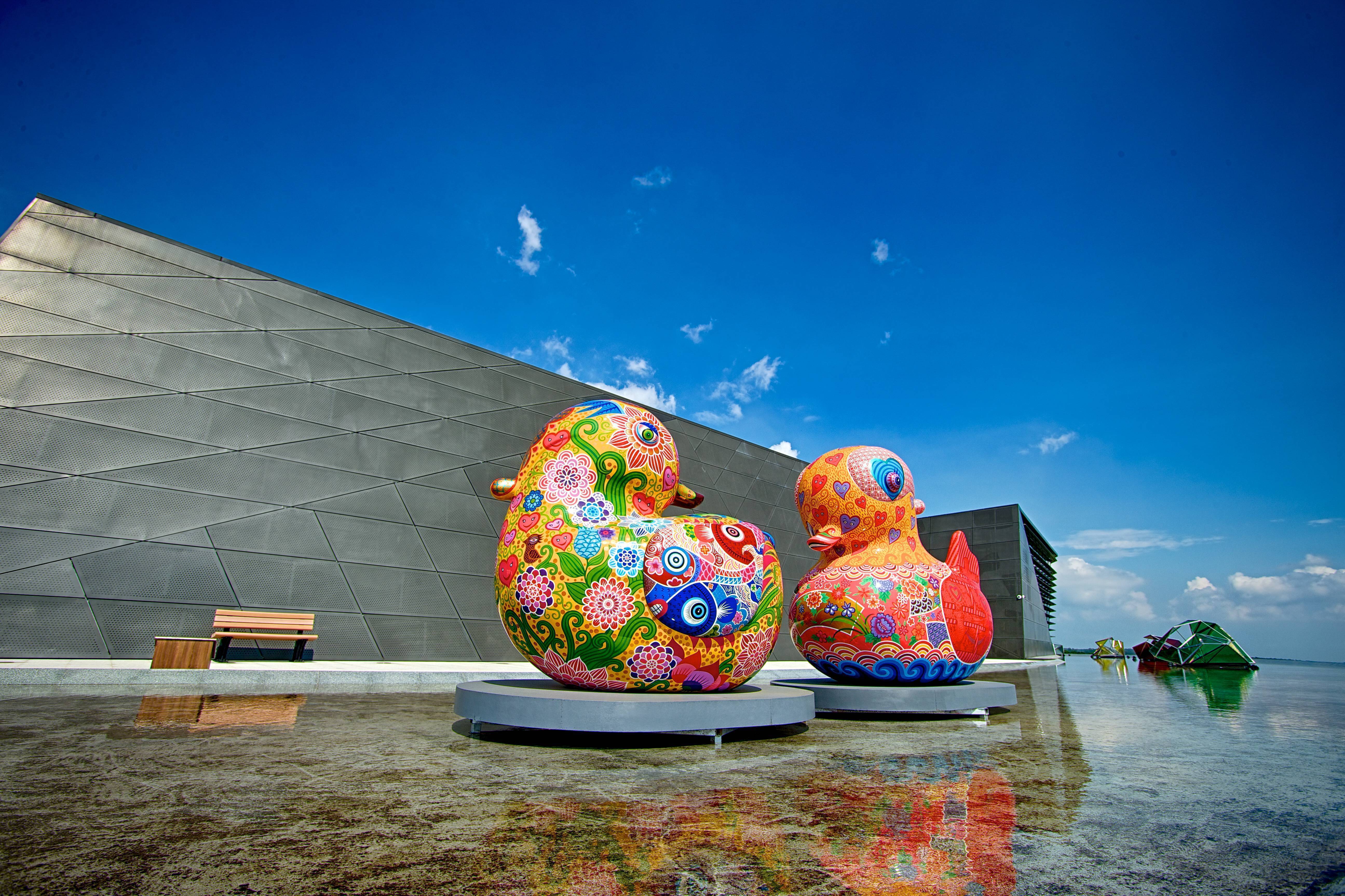 苗栗客家文化園區嶄新的建築與洪易的大鴛鴦相互輝映