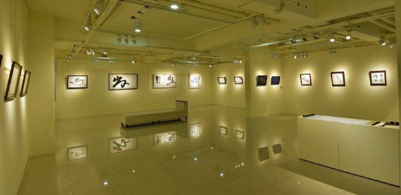 曾文祺在台中國璽藝術舉辦「心花朵朵開書法展」，讓人看見不一樣的書法藝術。（曾文祺）
