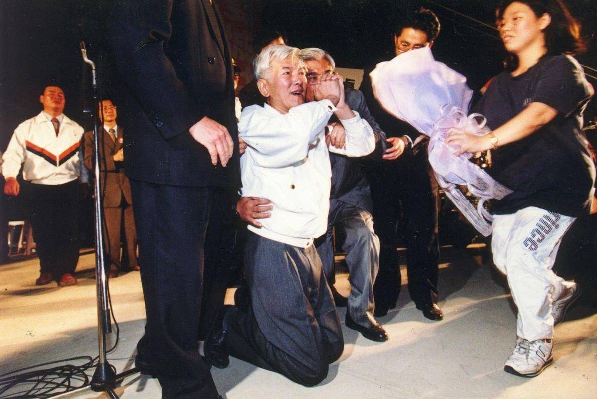 盧修一當1997年底，抱病為同黨的蘇貞昌站台，當著萬餘人面前下跪求票，使選情告急的蘇貞昌逆轉勝。圖/陳郁秀提供。