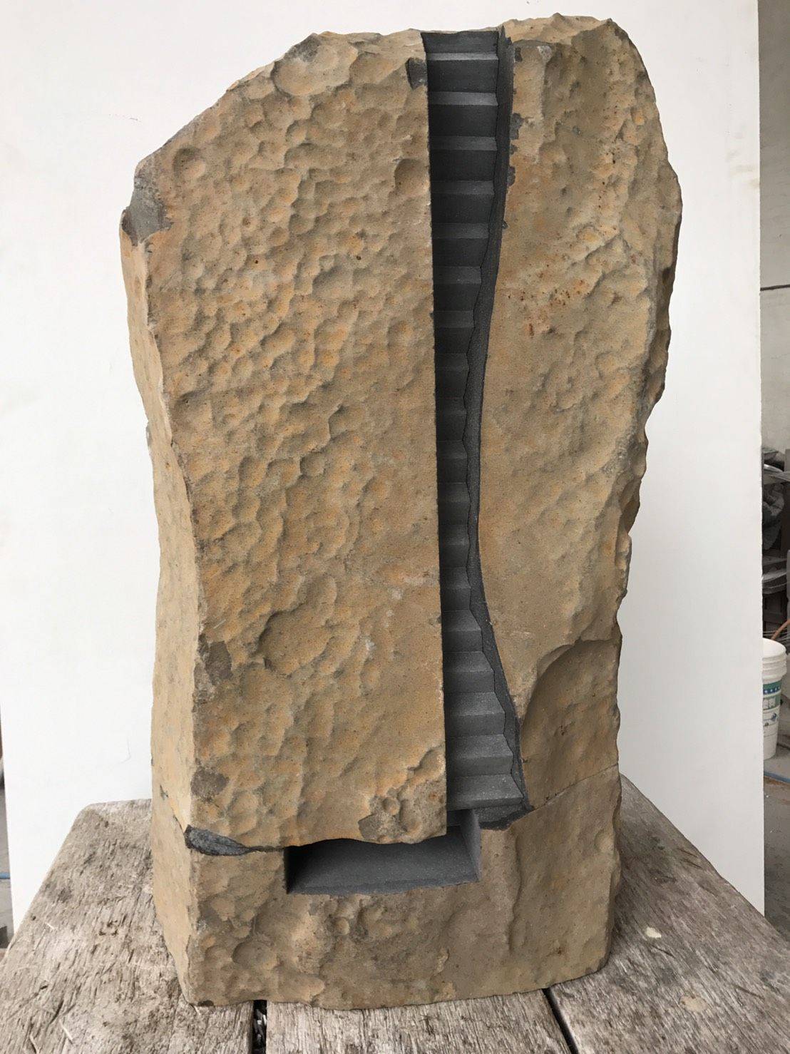 黎志文，山水，2018，玄武岩，78x34x28cm。