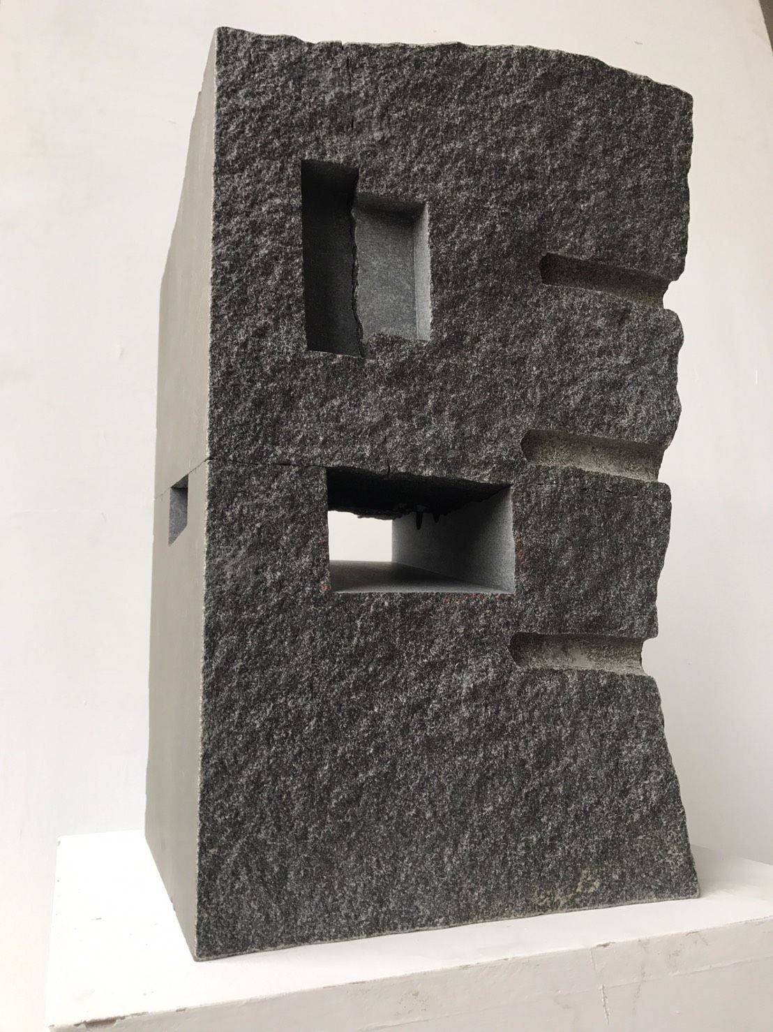 黎志文，山水，2018，花崗石，48x30x33cm。