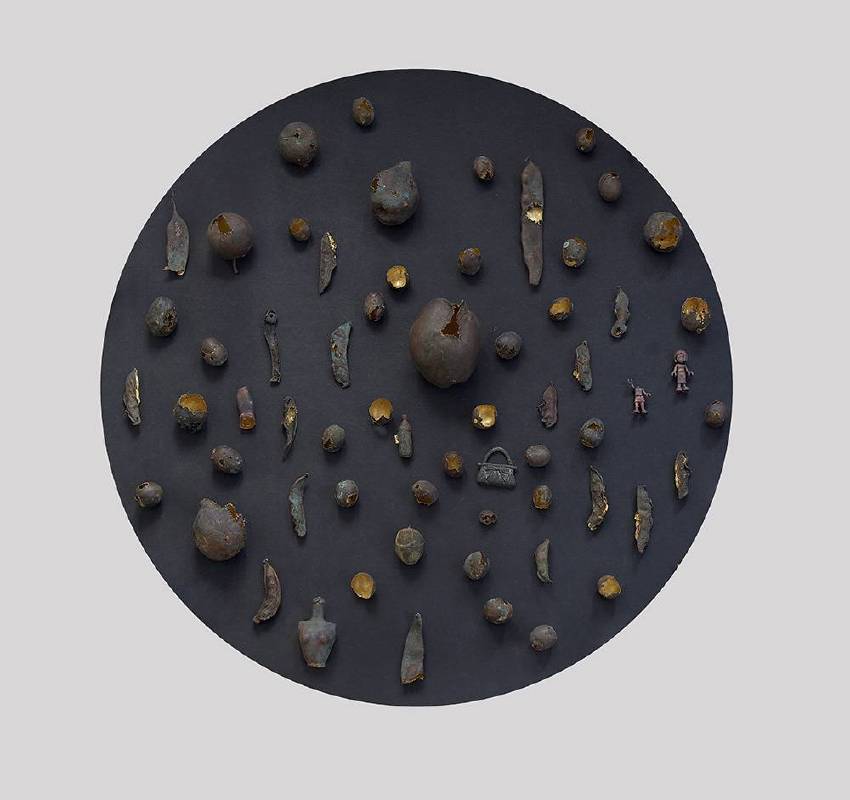 《金蟬脫殼》 2015．銅胎鍍純金（99.9%）、壓克力、魚鉤、漆包線．直徑108 cm （參考尺寸）