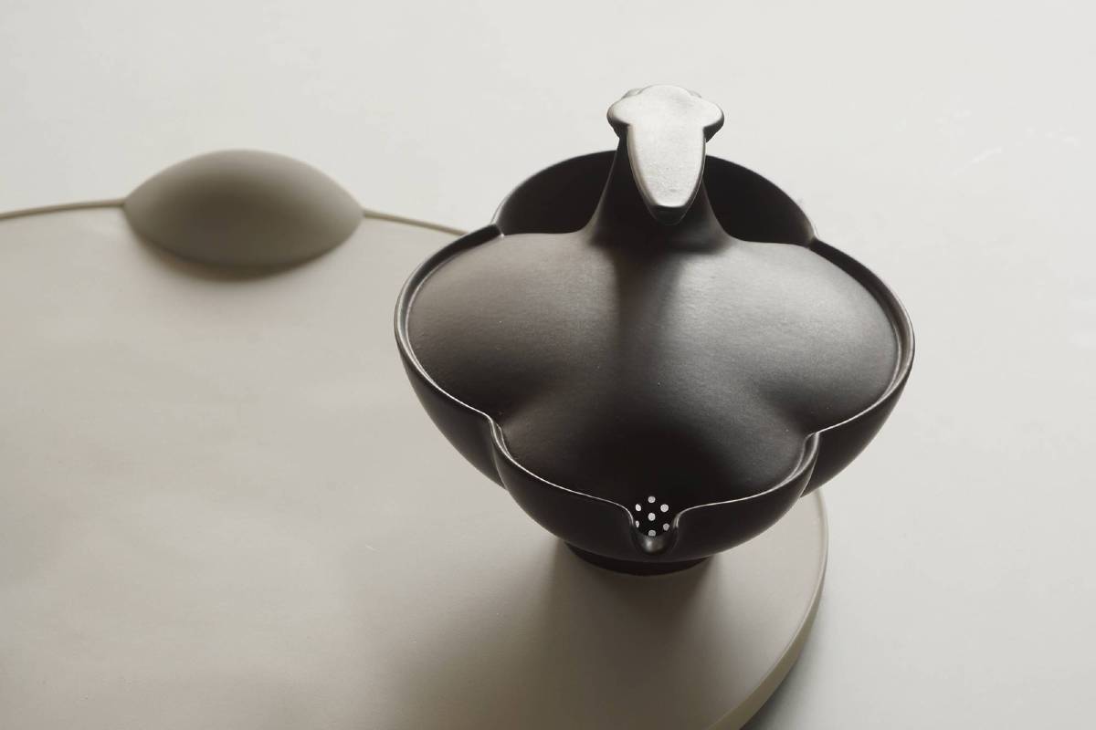 王俠軍的創新作品「簡愛」，藉由沒有壺蓋與獨特壺流的設計，象徵回流不止的溫馨情懷。