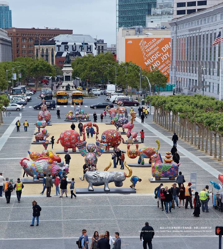 2015 美國舊金山市政中心廣場全景鳥瞰圖，洪易大型地景裝置，參觀人潮絡繹不絕