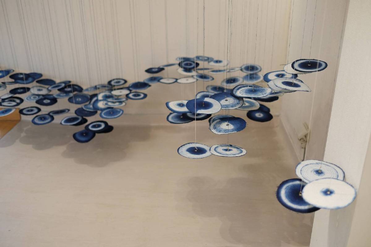 藝術家楊偉林運用藍染布輪設計空間裝置。圖/台北當代藝術館提供。