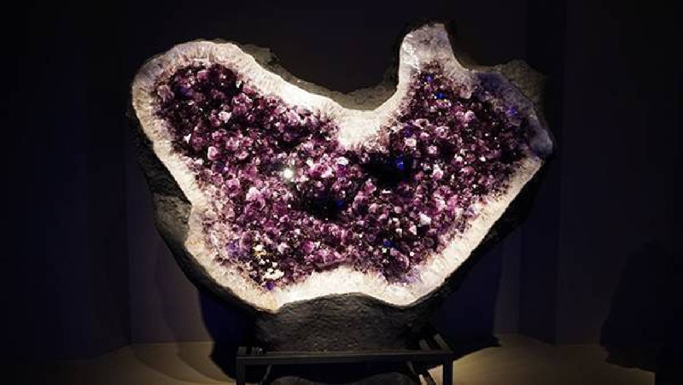 巨大心型晶洞展品(紫水晶洞)