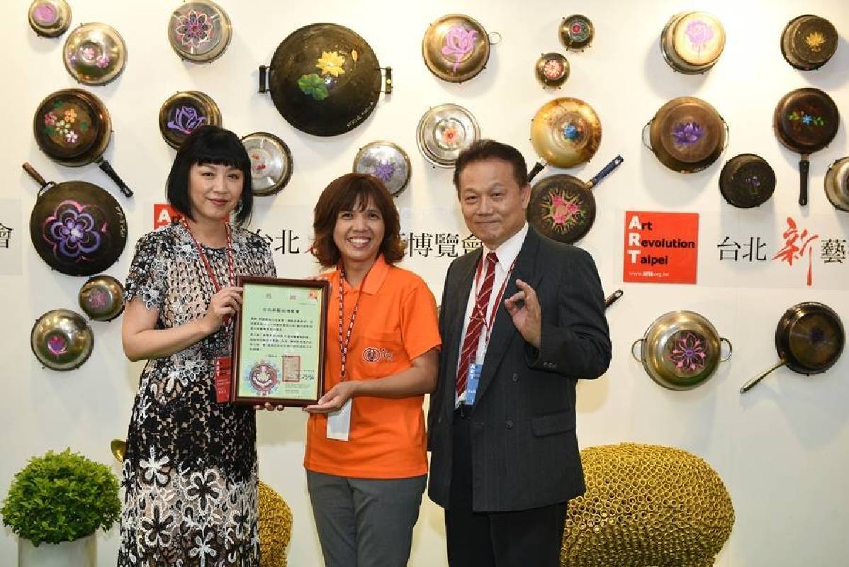 台北新藝術博覽會大會主席周貝芬(左)接受「弘道老人福利基金會」特別致贈感謝狀。