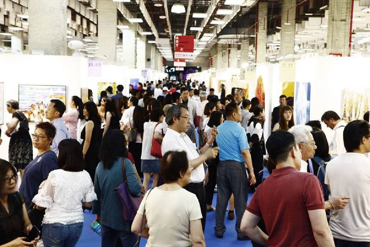 「2018台北新藝術博覽會」正式開展第一天吸引許多愛藝人士前來參觀。