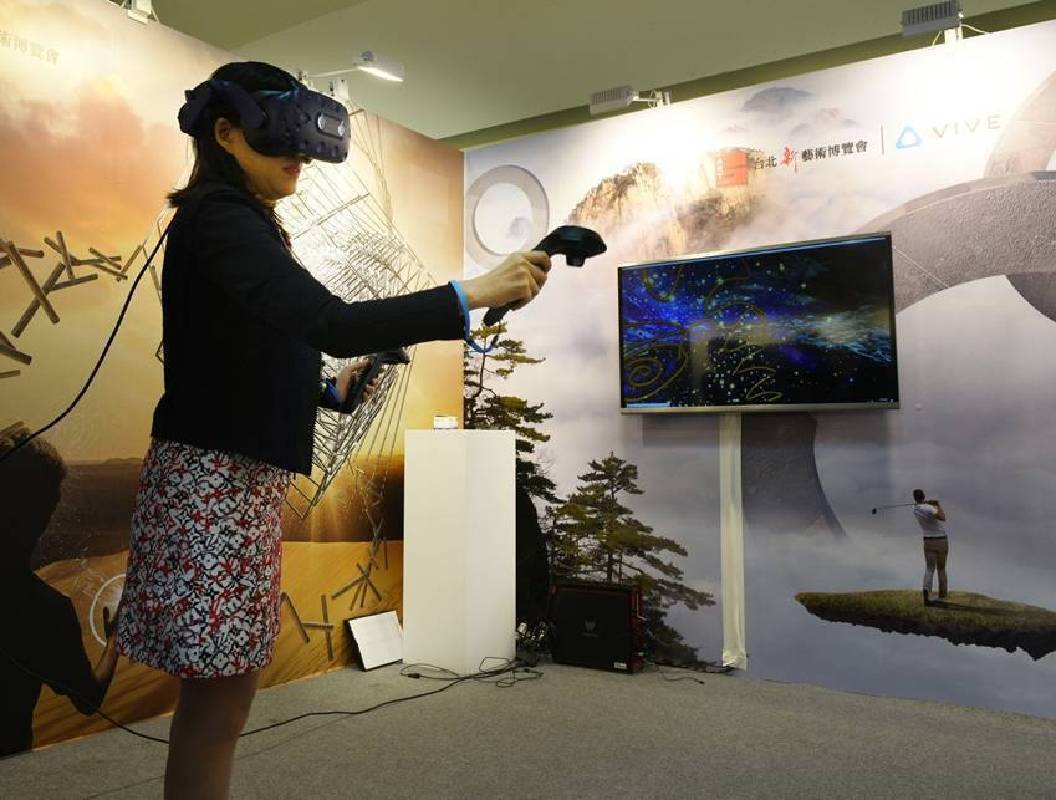 「VR藝術創作」展區民眾體驗後覺得很驚艷、很真實、很酷。