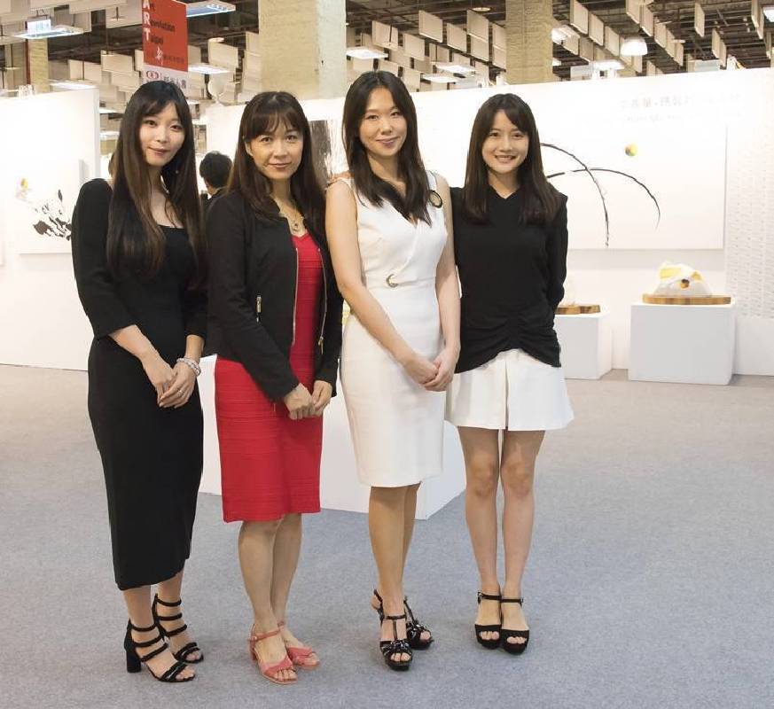 藝術家瑪馨玲+陳誼欣聯手創作熱賣售出333件，打破台北新藝博會記錄。
