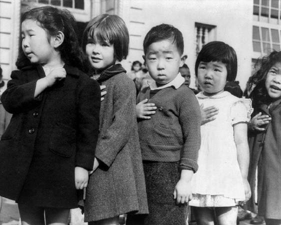 Dorothea Lange《Children at the Weill public school in San Francisco pledge allegiance to the American flag in April 》，1942。圖/取自Wikipedia