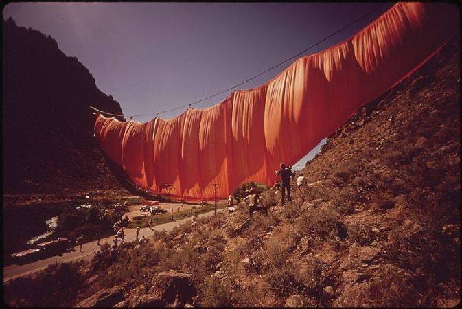 Christo and Jeanne-Claude《Valley Curtain》，1970-72。圖/取自wikimedia